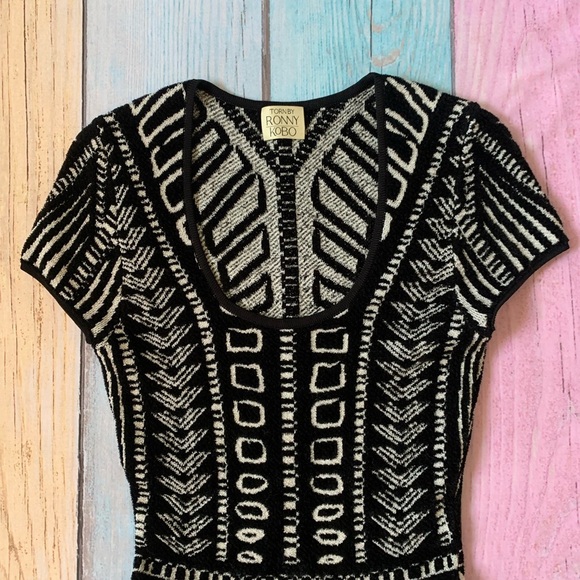 Stylish Black and White Patterned mini Dress - Picture 5 of 9